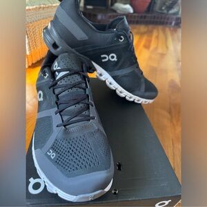 Oncloud brand new size 9 running shoes NWT